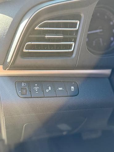 v2: Hyundai Elantra: 2019 г., Седан — 3