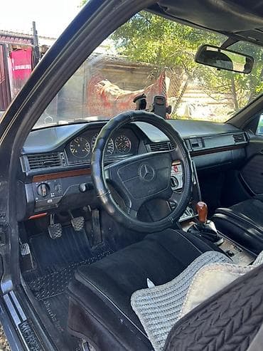 зад: Mercedes-Benz W124: 1992 г., 2 л, Механика, Бензин, Универсал — 2