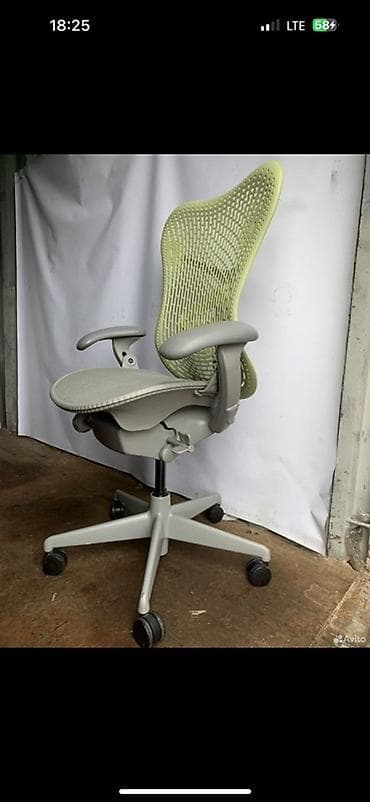 Офисные кресла: Эргономичное компьютерное кресло с сетчатой спинкой Herman Miller — 3