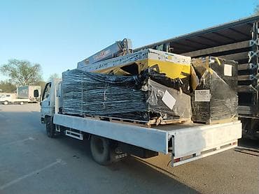 палетты: Услуги манипулятора (бортовой грузовик с краном-стрелой)2.6тонна — 2