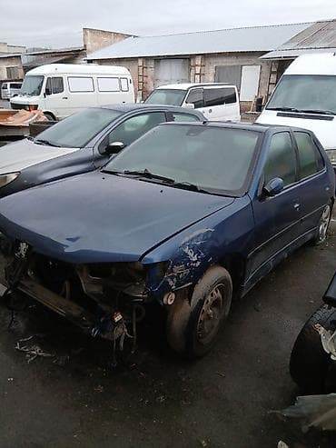 пежо запчасть: Peugeot 306, синий хэтчбек (5 двери). Автомобиль после ДТП, без — 1