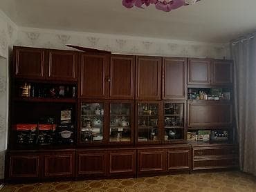 dinner table: Стенка/модульный шкаф для гостиной из тёмного дерева с витринами. - — 1