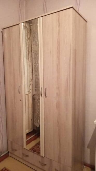 Шкафы: Односпальная кровать с высоким изголовьем и матрасом. Описание: - — 3