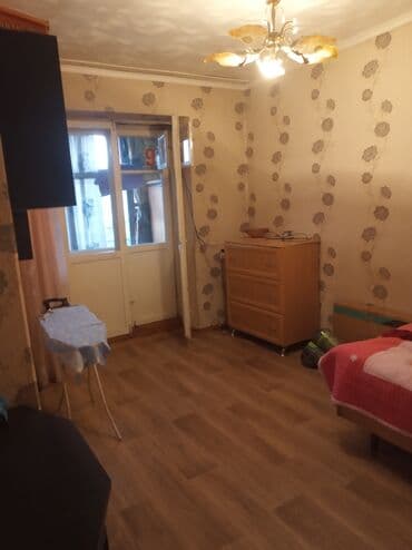 срочно продаётся 1 комнатная квартира в районе ошского рынка по улице молодая гвардия: 2 комнаты, 49 м², Индивидуалка, 4 этаж, Косметический ремонт — 3