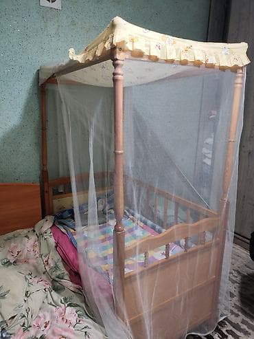 беседка из дерева: Деревянная детская кроватка с балдахином и москитной сеткой. - — 1