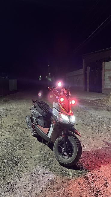 Скутер спортивного стиля 50–150 см³ (визуально — компактный