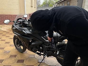 спортбайк цена: Спортивный мотоцикл классического черного цвета с обтекателями — 8