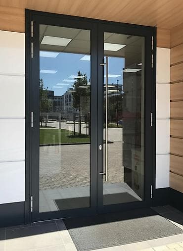 Двустворчатая стеклянная дверь с серым каркасом и прозрачными at lalafo.kg Двустворчатая стеклянная дверь с серым каркасом и прозрачными