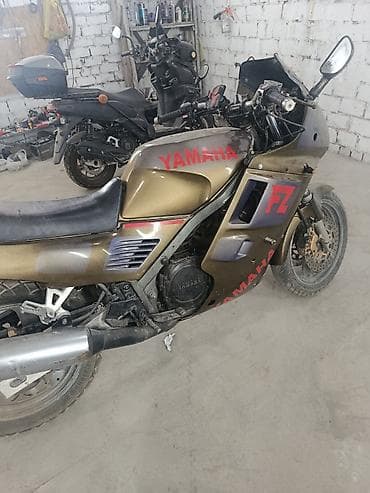 Yamaha FZ —750куб. дорожный спортбайк с полным пластиковым обвесом и
