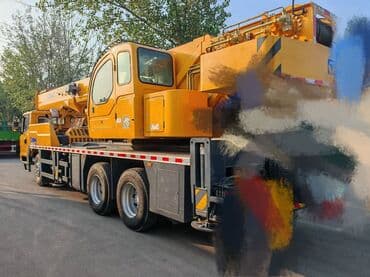 на железных номерах: Автокран, XCMG, 2021 г., от 30 м — 3