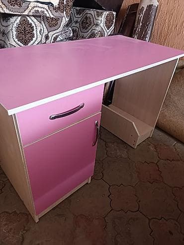 парты для девочек: Компьютерный стол, Б/у, С полками — 1