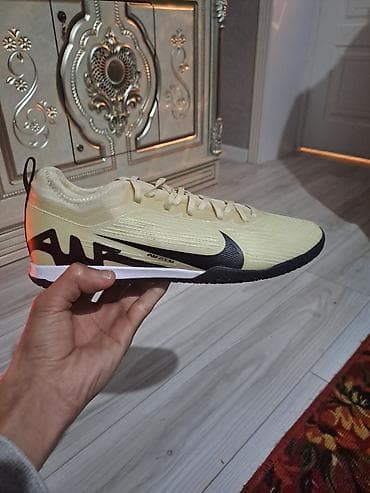 Зимний спорт: Новые подарили но я не особо играю мой размер 41 но на них написано 43 — 1