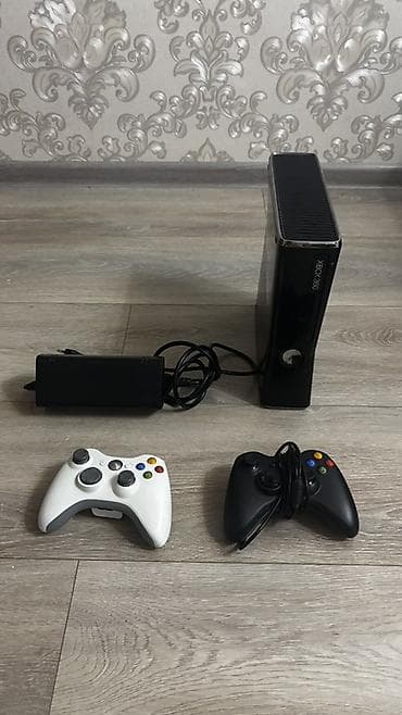 Игровая приставка Xbox 360 S (Slim) черного цвета. Прошитый. Стоит