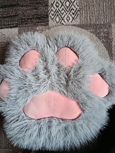 Декоративная подушка в форме кошачьей лапки. - Дизайн: серый at lalafo.kg Декоративная подушка в форме кошачьей лапки. - Дизайн: серый