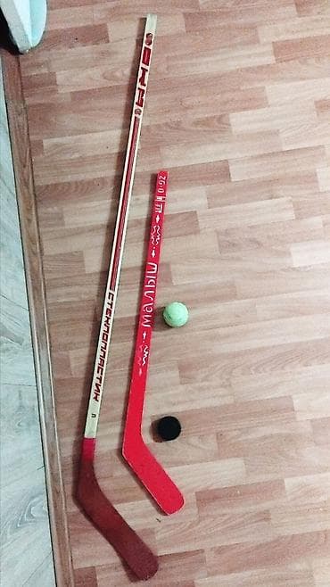 Хоккейная клюшка взрослая+детская+шайба, СССР. Цена за всё 3000 сом