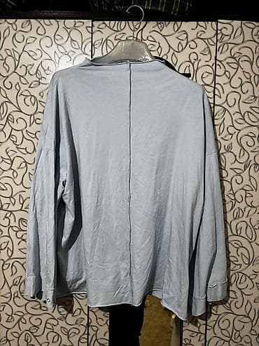 Костюм из мягкой легкой ткани в небесно‑голубом цвете. Состоит из: -