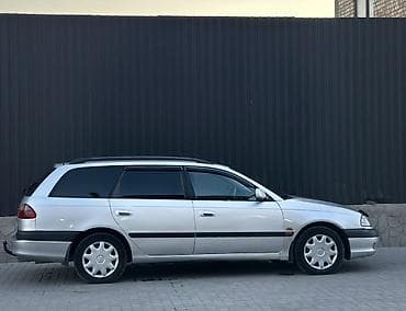 Унаа: Toyota Avensis: 2002 г., 2 л, Кол менен иштөөчү, Дизель, Универсал — 2