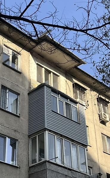 обшивка домов: Выносной балкон с панорамным остеклением и облицовкой сайдингом - — 6