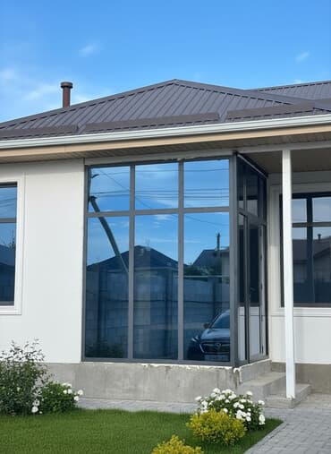 Панорамное остекление и входная группа из алюминиевого профиля -