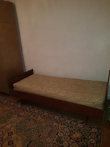 кровати одноместные: Односпальная кровать, Б/у, С матрасом, длина - 195 см — 1