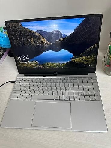 microsoft surface pro: Ноутбук 15.6" серебристого цвета с тонкими рамками экрана. Клавиатура — 6