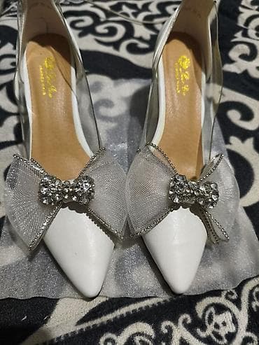 lark m2: Белые женские туфли-лодочки с декоративными бантами и стразами. - — 3