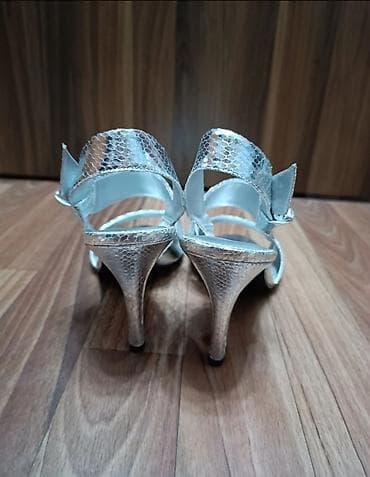 Босоножки, сандалии, шлепанцы: Босоножки серебро 41 р на каблучке с боку бантик . Состояние — 3