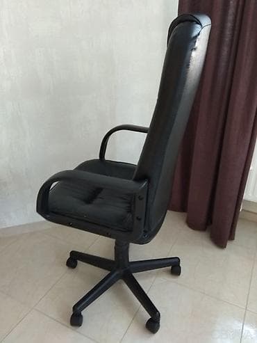 дома массаж: Офисное кресло, Б/у, С колесиками, цвет - Черный, Экокожа, Бесплатная доставка — 3