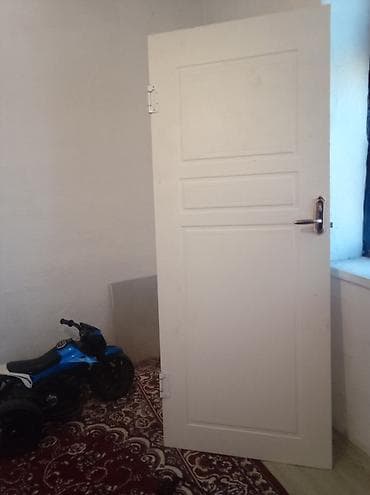 Межкомнатная дверь белого цвета. - Размер: ширина 80 см, высота 2 м