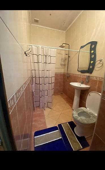 место на ошском рынке: Уютная студия/комната с двуспальной кроватью и зоной отдыха. Сдаю — 2