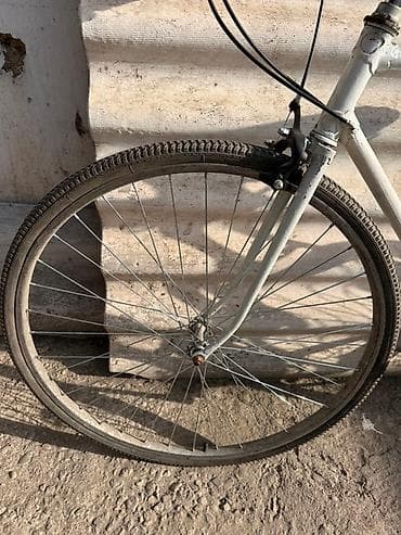 Городские велосипеды: Велосипед в белом цвете с простой конструкцией и минималистичным — 3