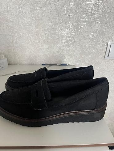 Жеке буюмдар: Женские лоферы из чёрной замши - Классическая модель с перемычкой — 3