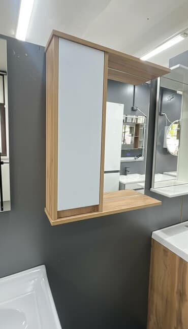 шкафчик с зеркалом в ванную: Шкафчик с зеркалом для ванной комнаты в современном стиле. Корпус — 1