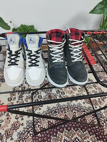 чемодан с ножами: Две пары обуви. 1) Кроссовки высокие Nike Air Jordan (похоже на серию — 1