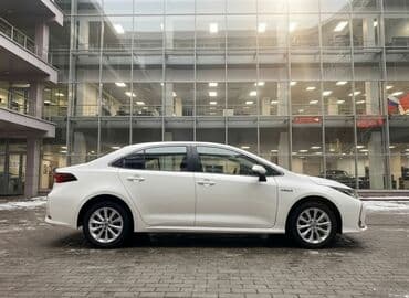 срочно в связи с переездом: Toyota Corolla: 2024 г., 1.8 л, Вариатор, Бензин — 3