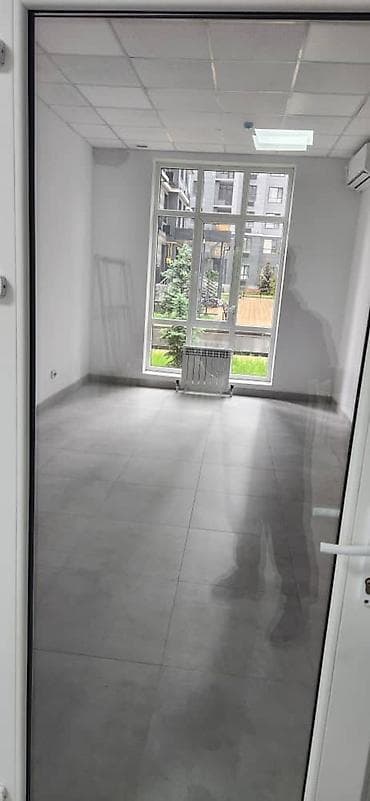 Коммерческая недвижимость: Сдается светлое офисное помещение с панорамным окном на внутренний — 2