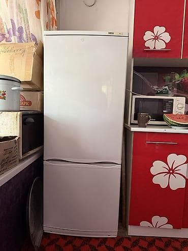 холодиль: Холодильник двухкамерный, белый, с нижней морозильной камерой. - — 1