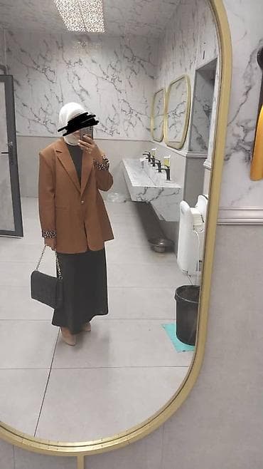 - Пиджак oversize карамельно‑коричневого цвета, однобортный, на одну