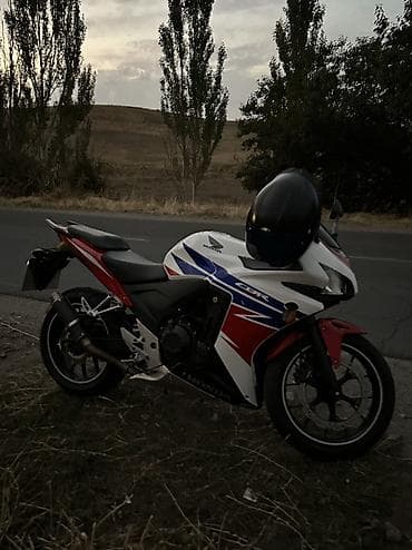 Honda CBR500r в фирменной раскраске HRC (белый/красный/синий). Год — 4