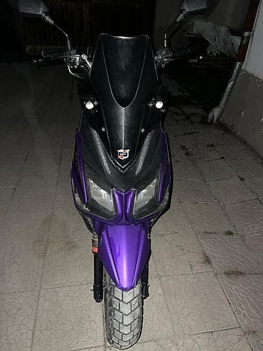 Скутер спортивного стиля, фиолетовый с черными элементами