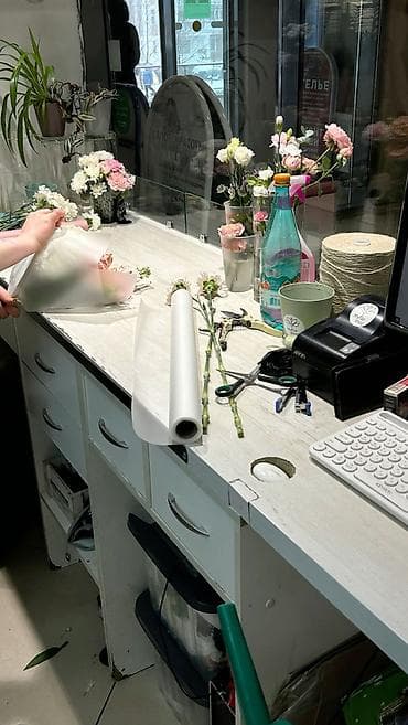 Швейное дело: Срочно требуется помощник флориста на долгосрочный период, всему — 1