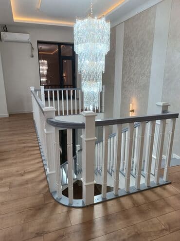 аквариум для дома: Стильная деревянная лестница, выполненная в классическом стиле — 30