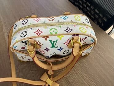 сумка женская большая брендовая: Сумка через плечо с короткими ручками, белая с фирменным разноцветным — 4