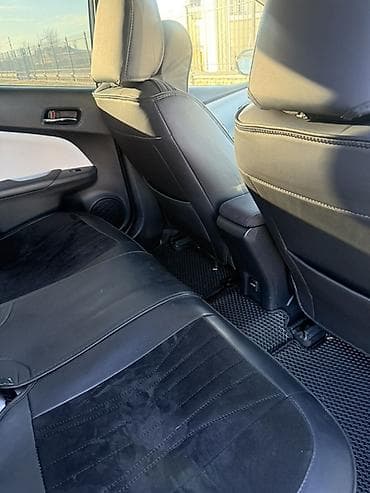 dodge chalanger: Toyota Prius: 2018 г., 1.8 л, Автомат, Гибрид, Хэтчбэк — 7