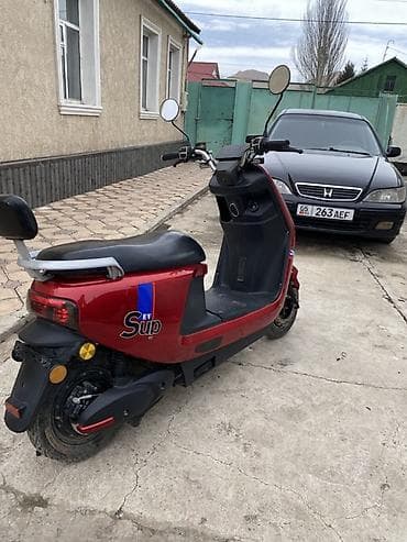 муравей с прицепом: Электроскутер Sup EV, красный цвет - Городской электроскутер — 3