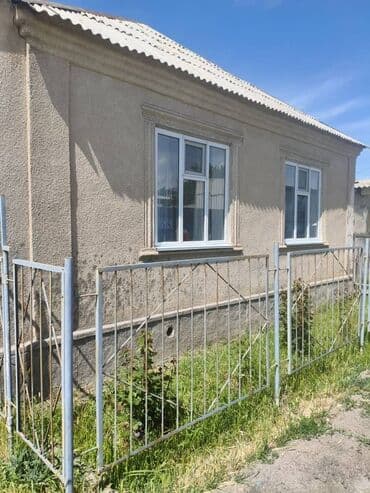 продаю дом в каракол: 100 кв. м, 4 бөлмө, Жылытылган, Брондолгон эшиктер, Жертөлө, ороо — 1
