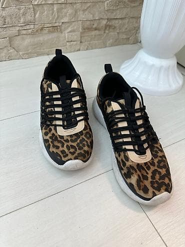 Продаются кроссовки HM 37 размер в отличном состоянии!