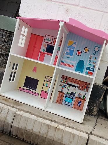 Кукольный домик в отличном состоянии. Играли всего 2 раза. Всё целое — 1
