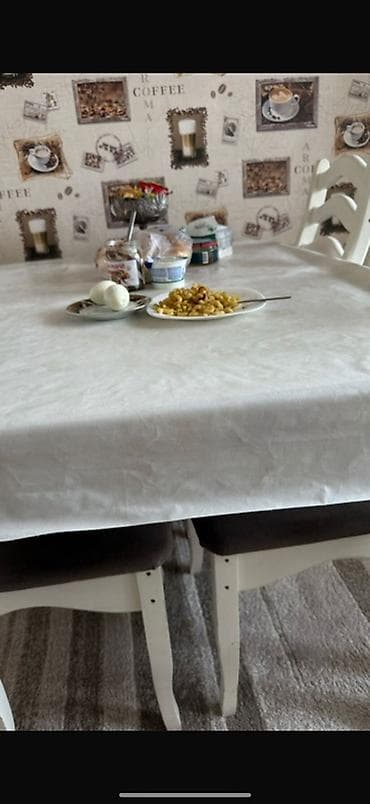 Продаю белый кухонный стол с 4 стульями — 1