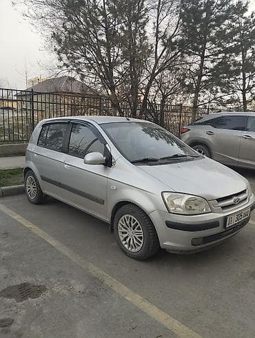 Компактный городской хэтчбек серебристого цвета. Основные